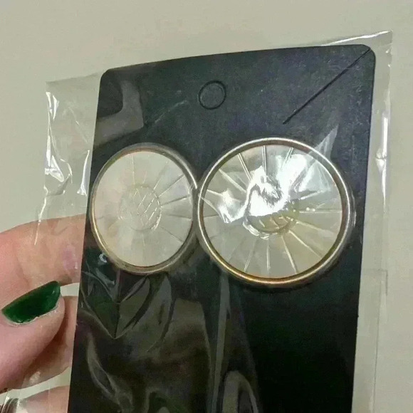 Vintage 80s mother of pearl earrings - Picture 2 of 7